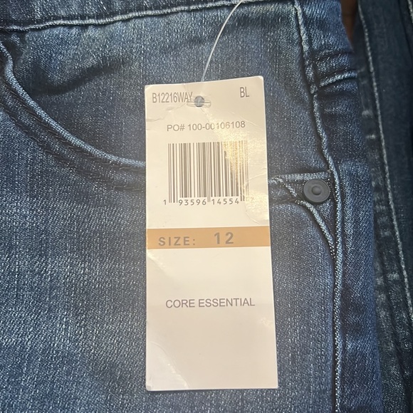 Democracy "Ab"solution Itty Bitty Boot Jeans - Picture 15 of 16